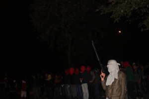 Varios revolucionarios en Estambul en una manifestación el 7/10/2014 con armas de fuego y cuchillos Döner contra los fascistas